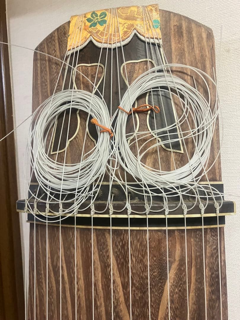 13弦お琴 並甲 すだれ掘り 縁取り葉 舌に蒔絵の中級品 琴柱他一式付き