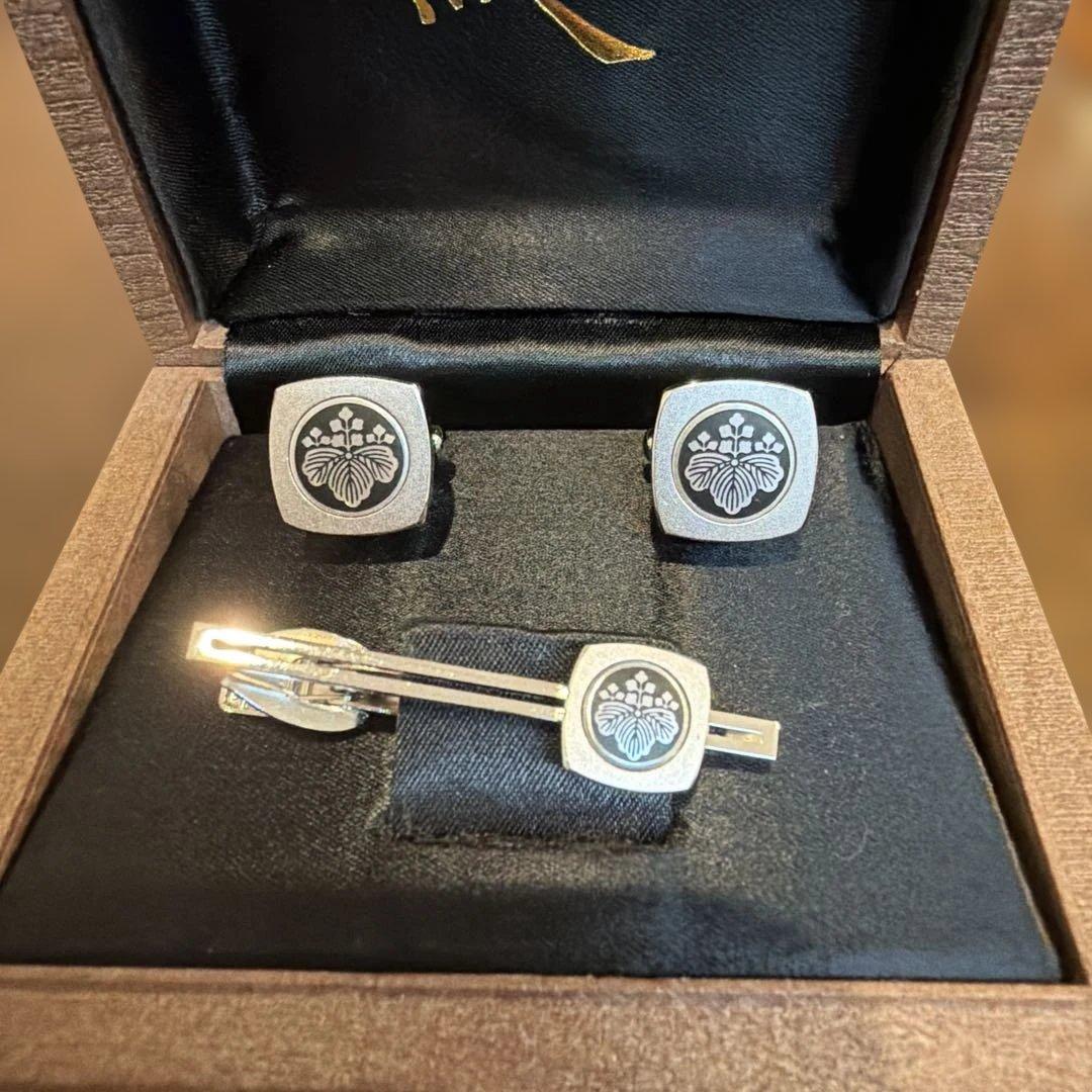 【家紋】　純銀　ネクタイピン・カフスボタンのセット