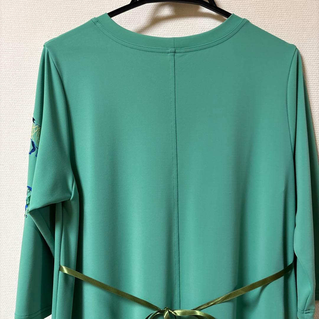【未使用に近い】✨トクコプルミエヴォル✨グリーン地前中央刺繍裾フリルチュニック❣️