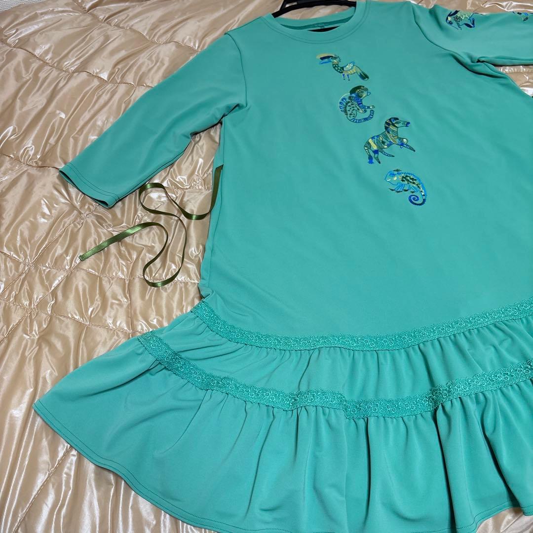 【未使用に近い】✨トクコプルミエヴォル✨グリーン地前中央刺繍裾フリルチュニック❣️