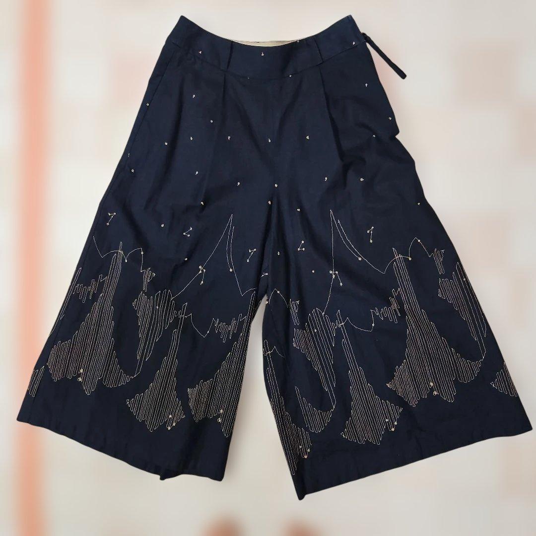 新年値下げ【美品】パラスパレス　刺繍入りガウチョパンツ ネイビー