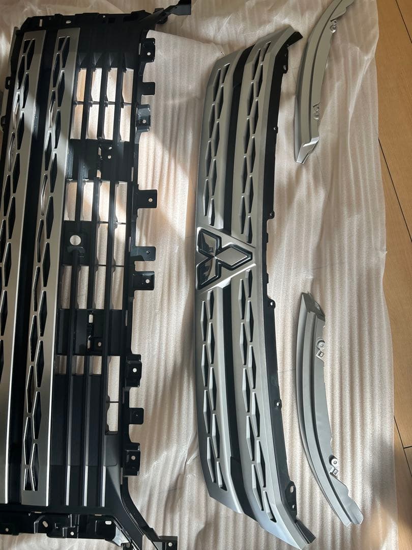 デリカD5 フロントグリル シルバー ブラック