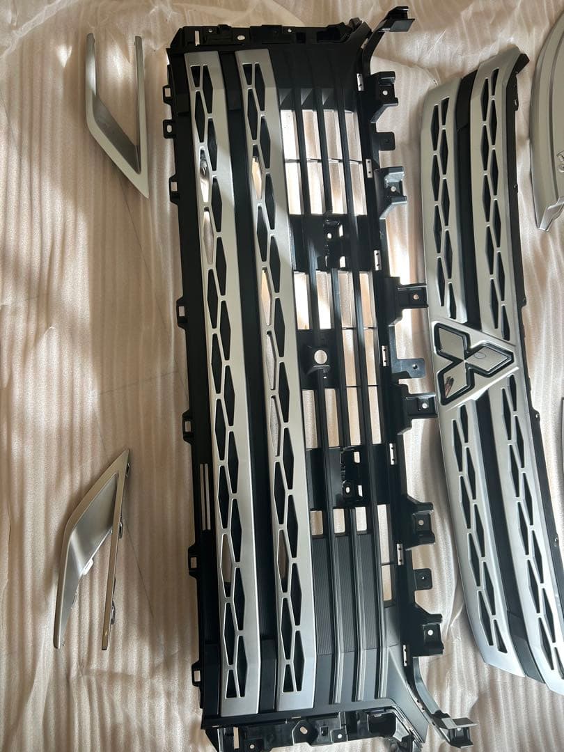 デリカD5 フロントグリル シルバー ブラック