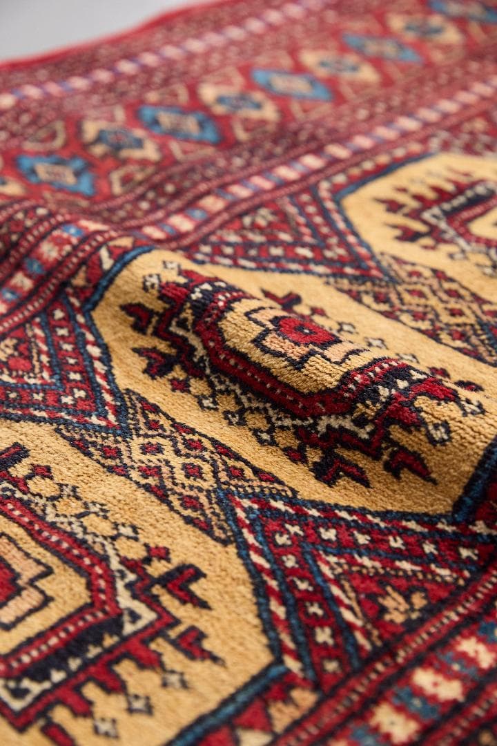 ヴィンテージラグ　トライバルラグ　パキスタン産（118×83cm）赤　ベージュ