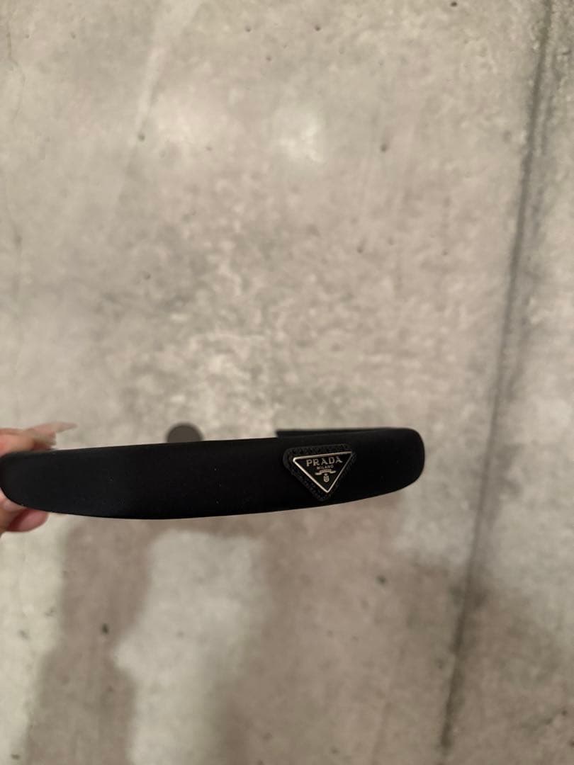 2/20まで。ほぼ未使用！　PRADA ロゴプレート カチューシャ