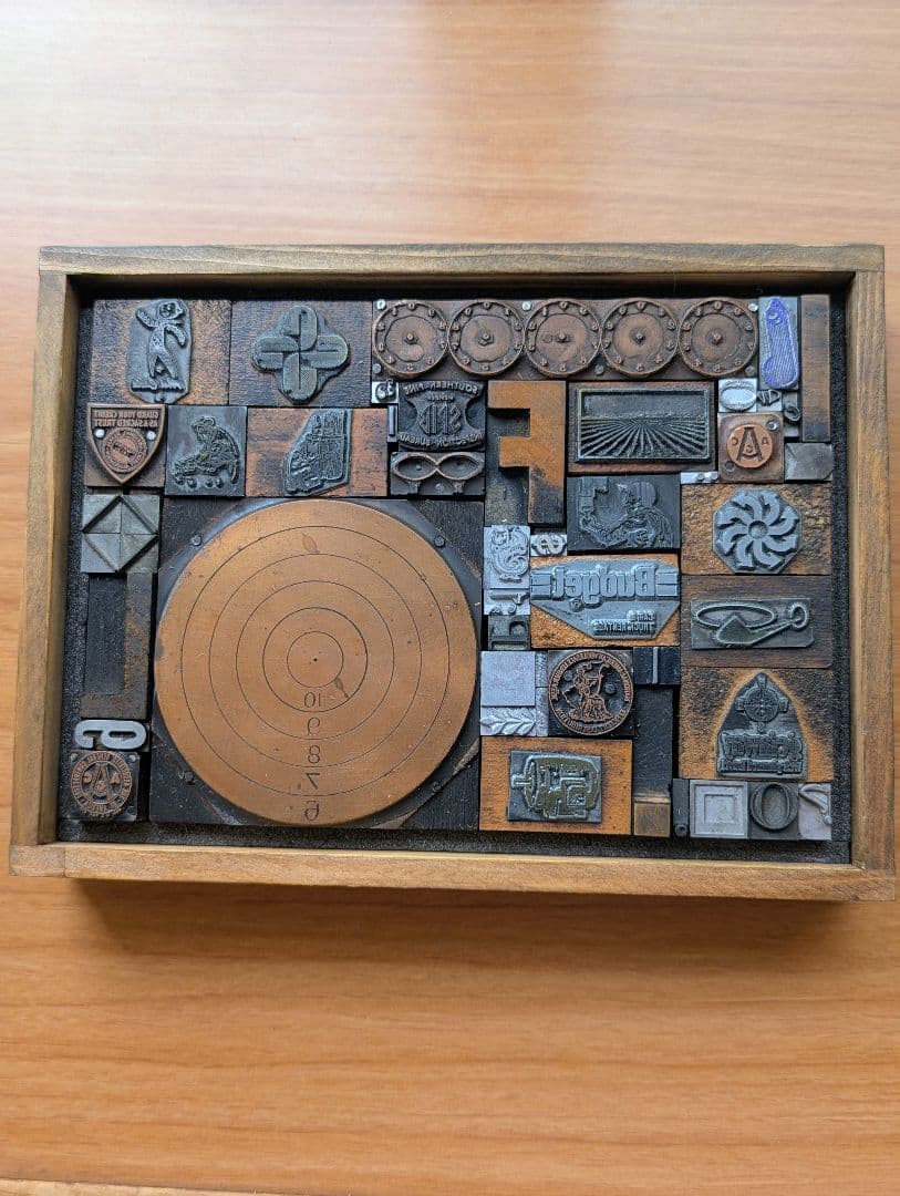 活版印刷　木製土台の活字など　A