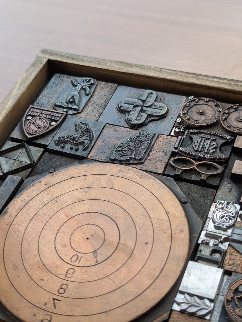 活版印刷　木製土台の活字など　A