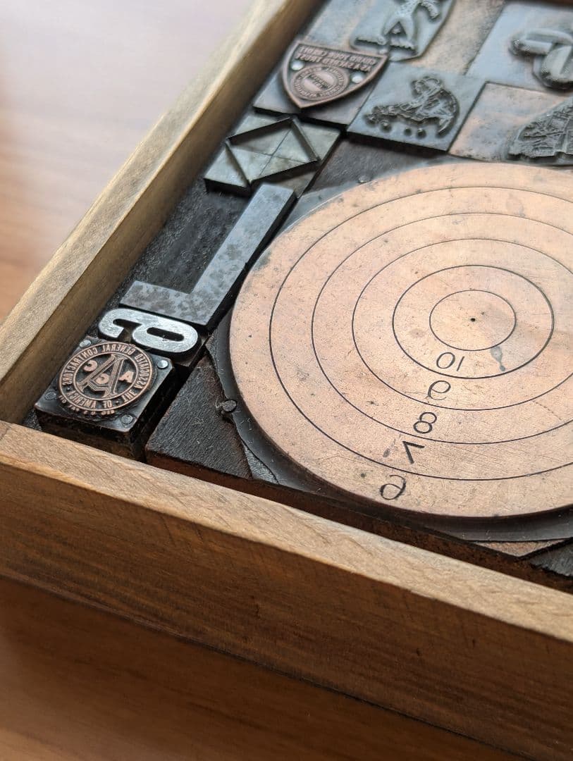 活版印刷　木製土台の活字など　A