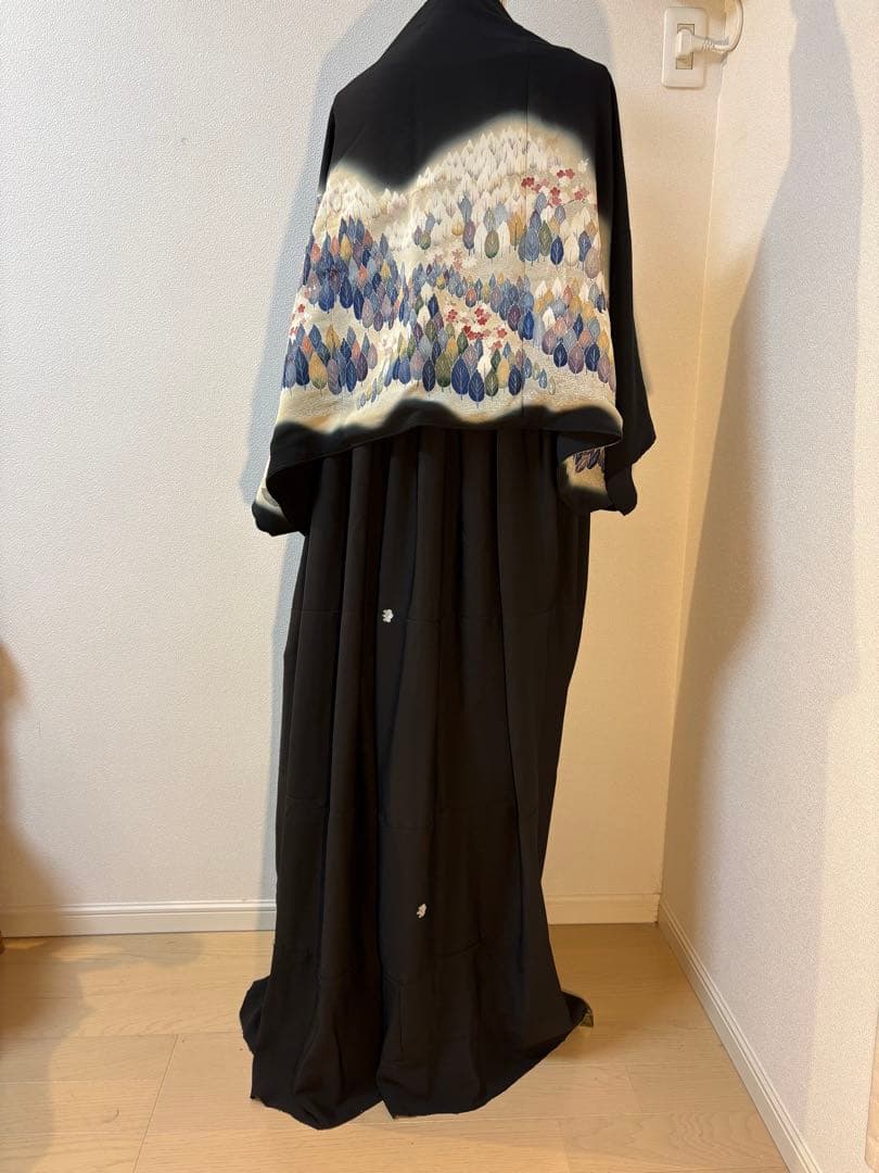 黒留袖リメイクワンピース　スカート部分切り替え－湖と森の風景 ―留袖ドレス