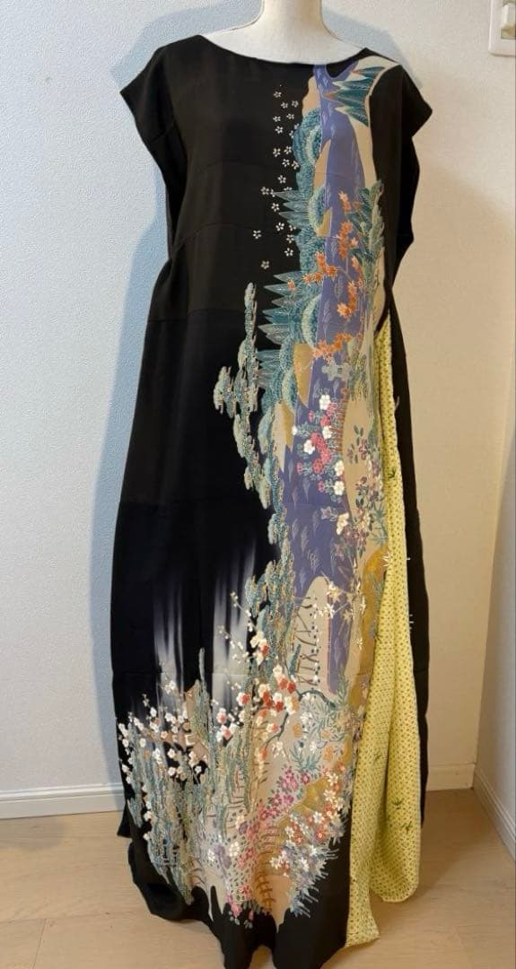 黒留袖リメイクワンピース　スカート部分切り替え－湖と森の風景 ―留袖ドレス