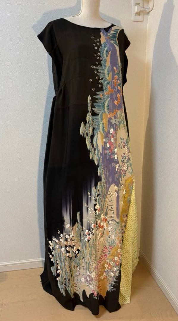 黒留袖リメイクワンピース　スカート部分切り替え－湖と森の風景 ―留袖ドレス