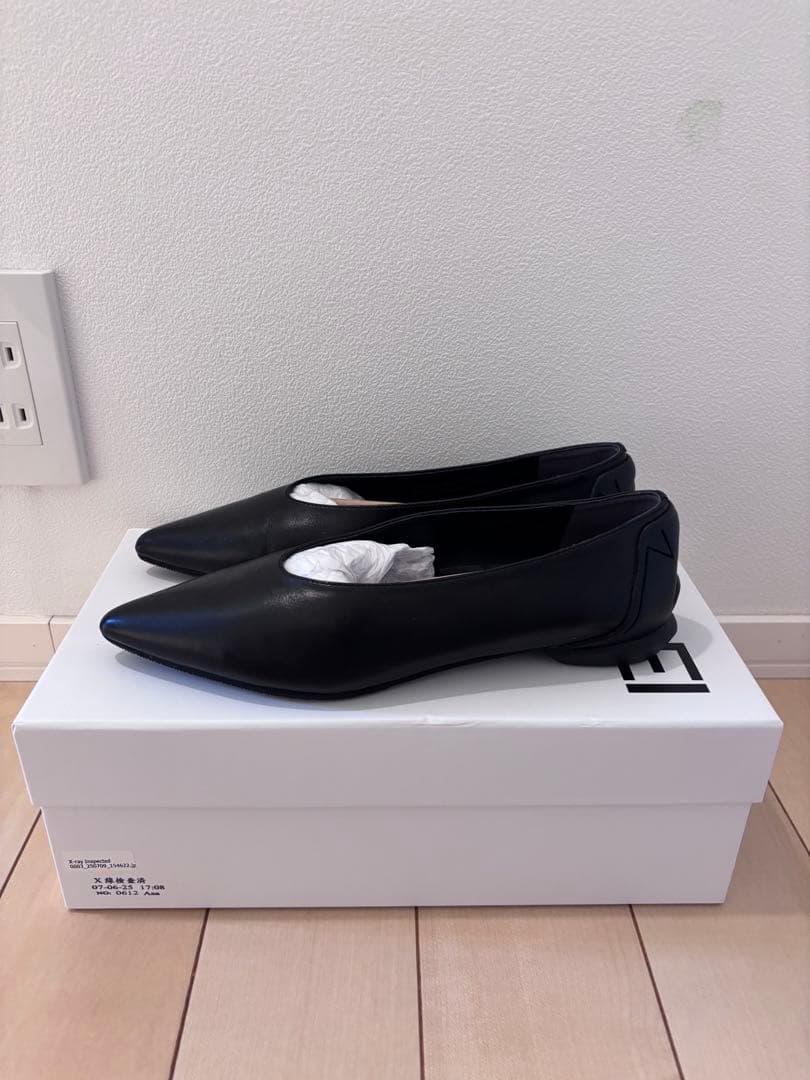 SHISEI ブラック ポインテッドトゥ フラットシューズ