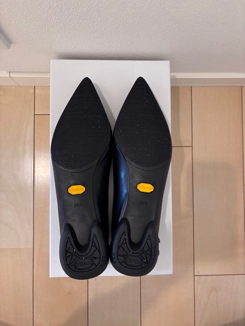 SHISEI ブラック ポインテッドトゥ フラットシューズ