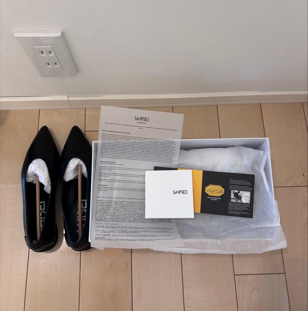SHISEI ブラック ポインテッドトゥ フラットシューズ