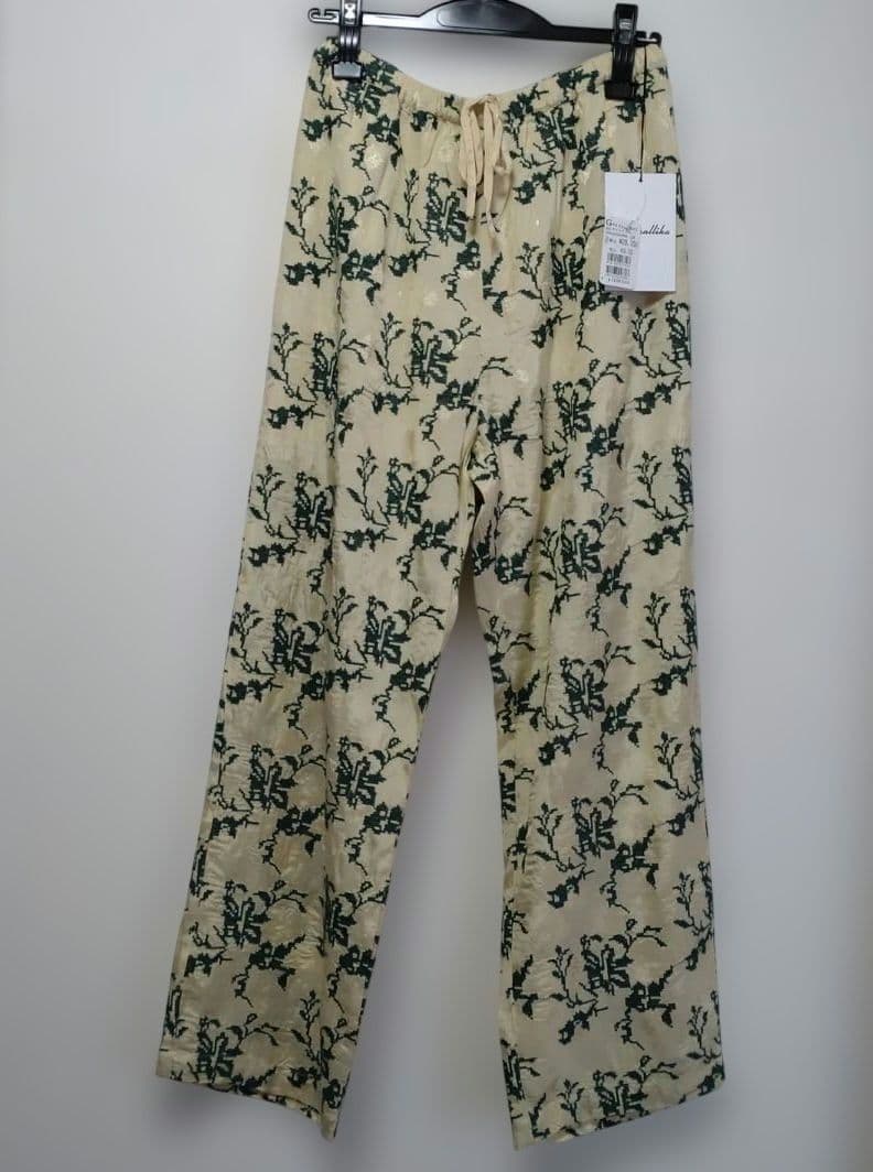 Sara mallika カジュアルパンツ