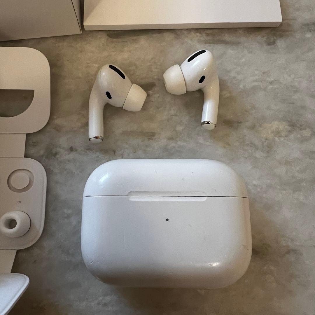 AirPods Pro 本体 充電ケース付き　右耳ジャンク