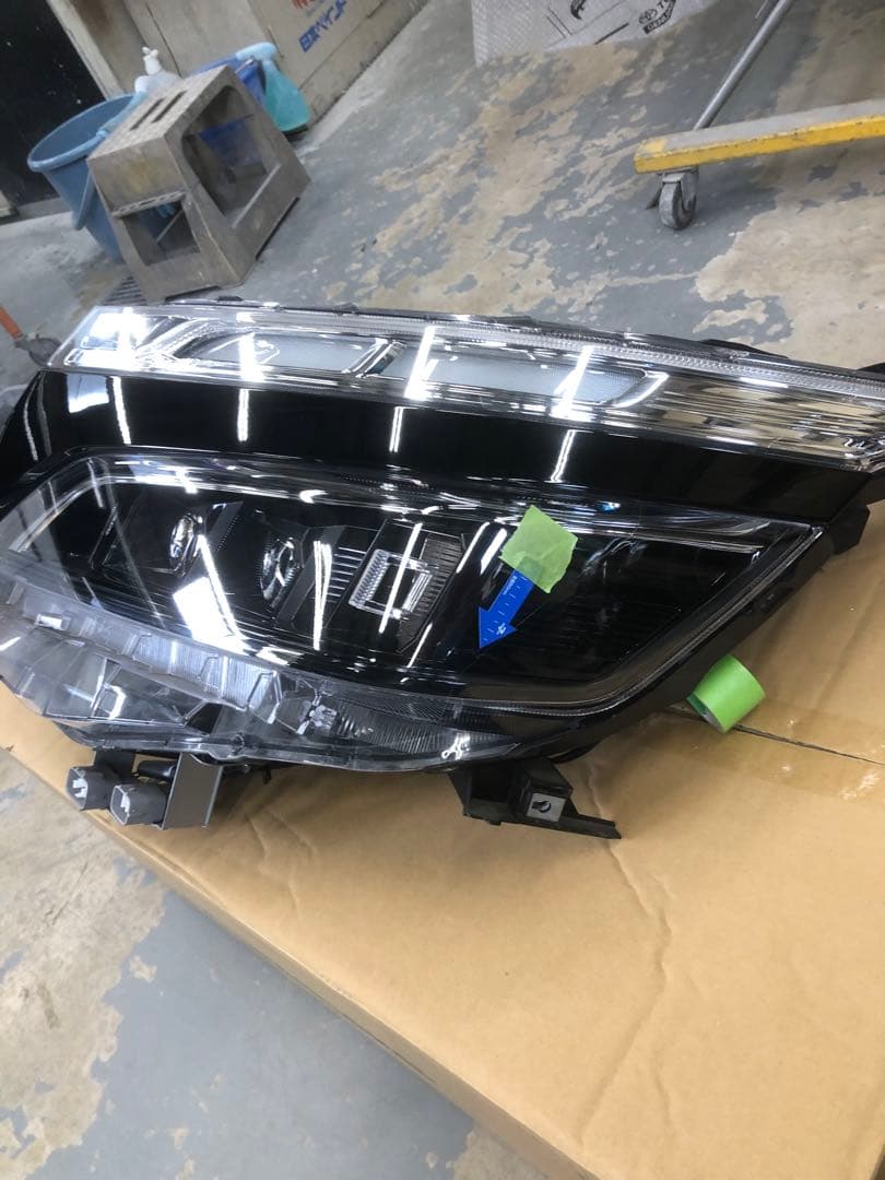 ヴォクシーヘッドライト左LED‼️