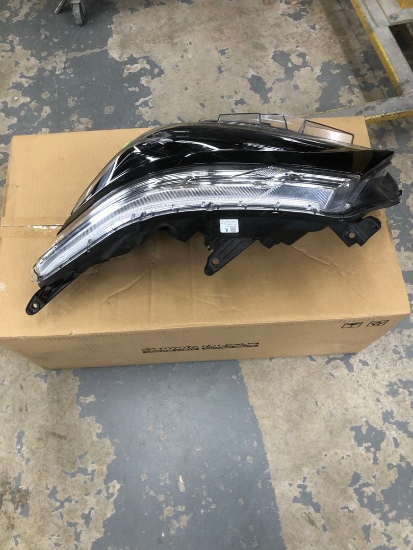 ヴォクシーヘッドライト左LED‼️