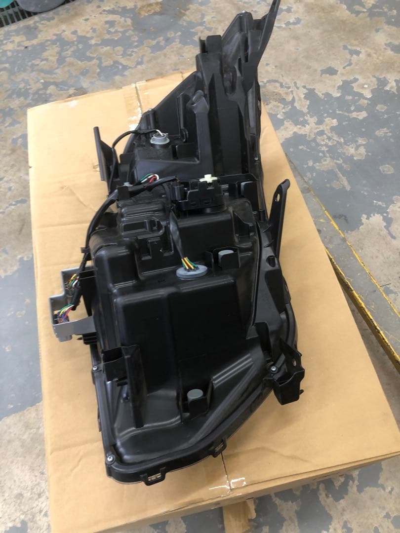 ヴォクシーヘッドライト左LED‼️