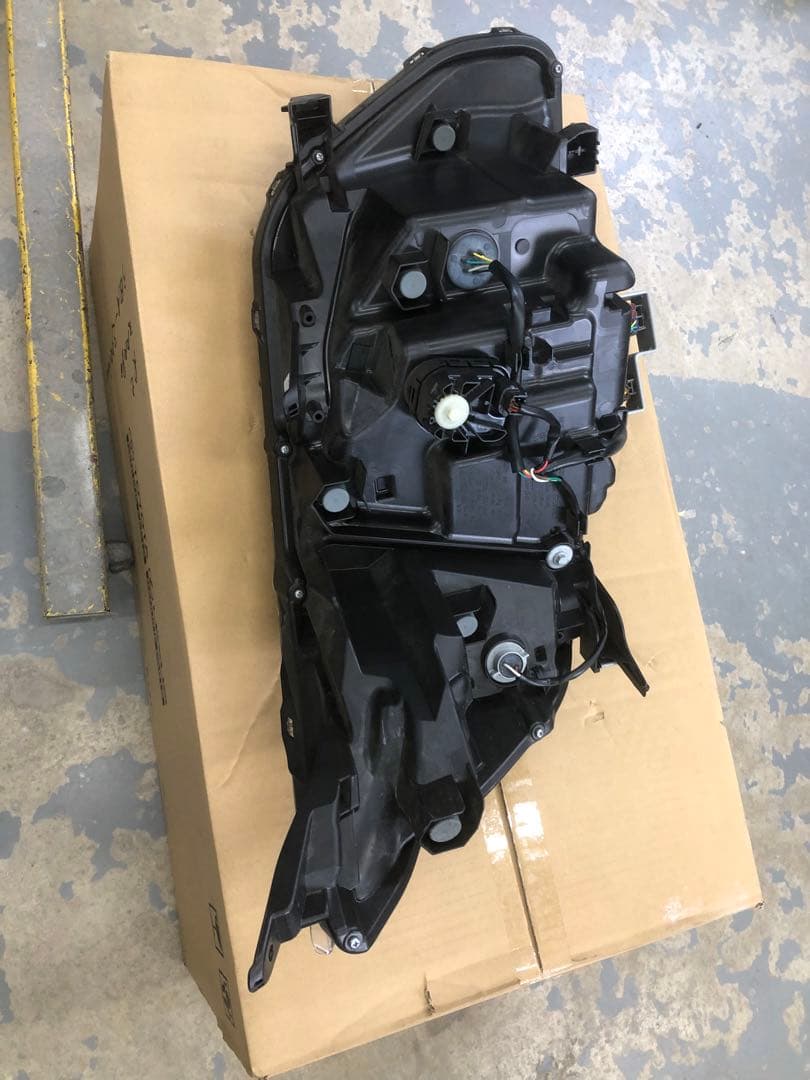 ヴォクシーヘッドライト左LED‼️