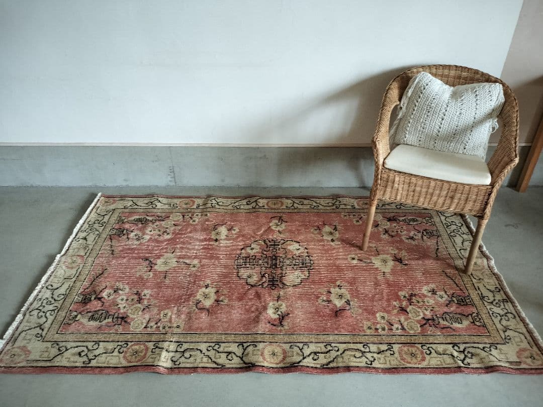 あせた赤のシノワズリラグ　ヴィンテージトルコラグ　No.665