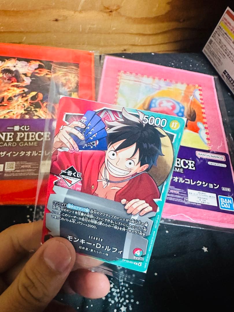 ONE PIECEカードゲームのスリーブとモンキー・D・ルフィカードのセット