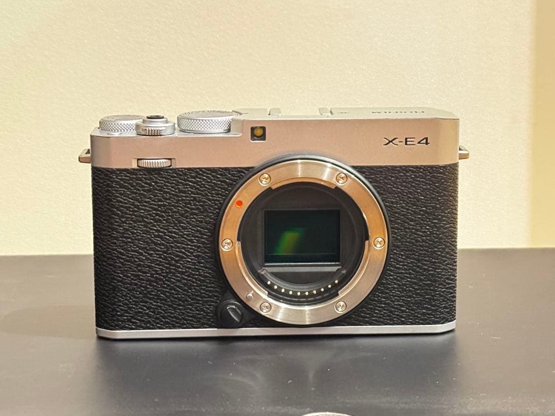 FUJIFILM X-E4 シルバー　ボディ