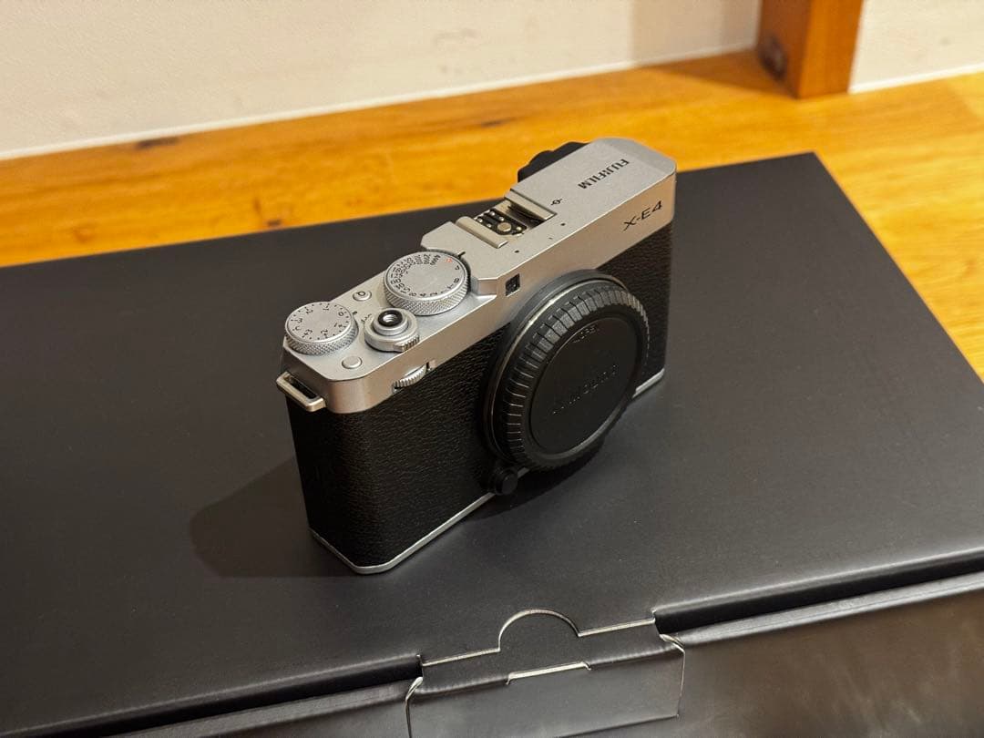 FUJIFILM X-E4 シルバー　ボディ