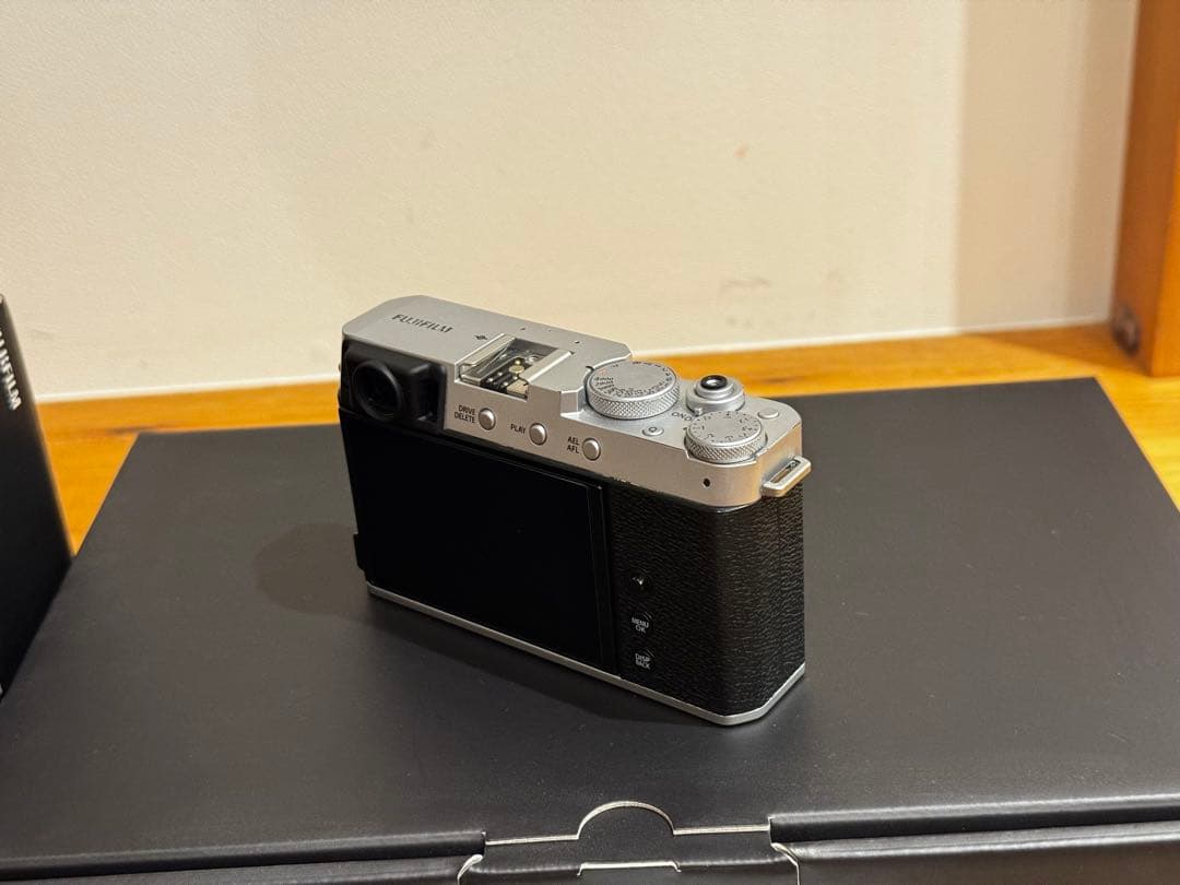 FUJIFILM X-E4 シルバー　ボディ