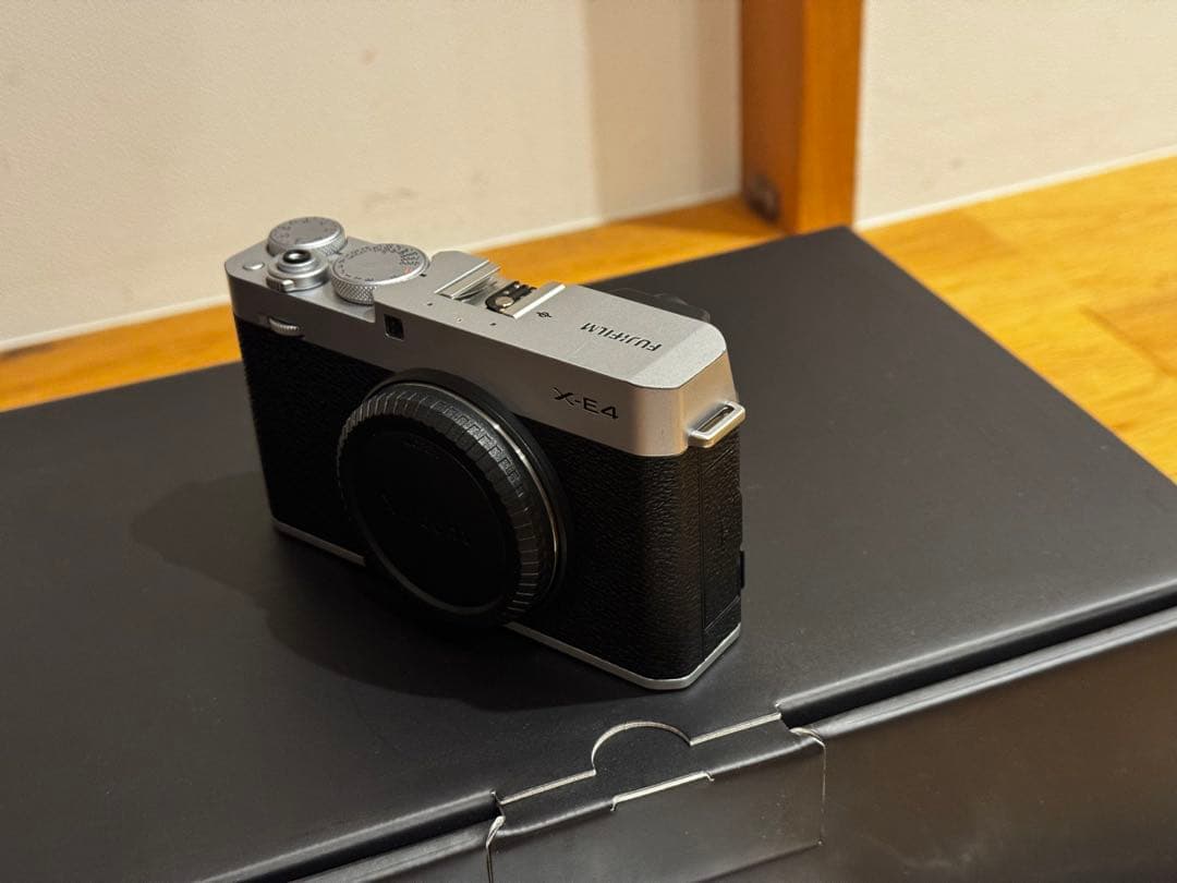 FUJIFILM X-E4 シルバー　ボディ