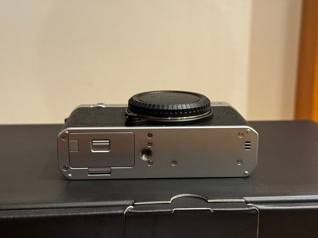 FUJIFILM X-E4 シルバー　ボディ