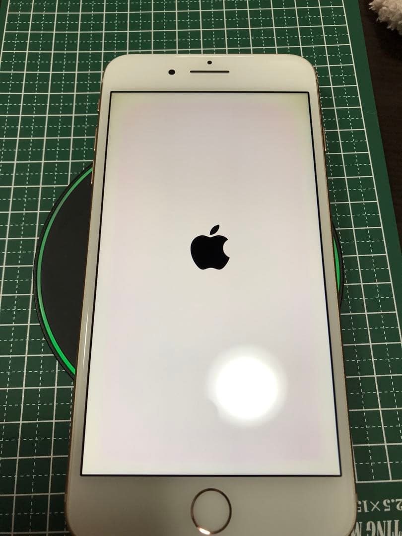 Apple iPhone 8 Plus ゴールド 本体のみとおまけの充電器