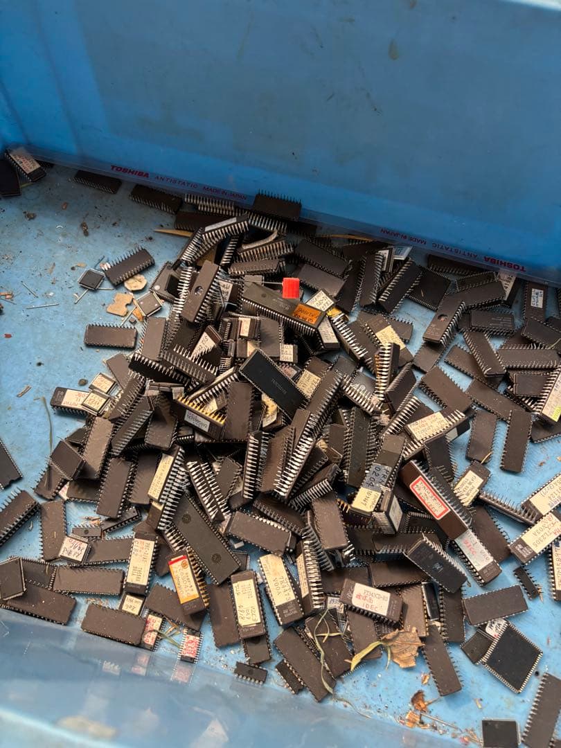 ジャンク品。まとめてICチップ(約2キロ)