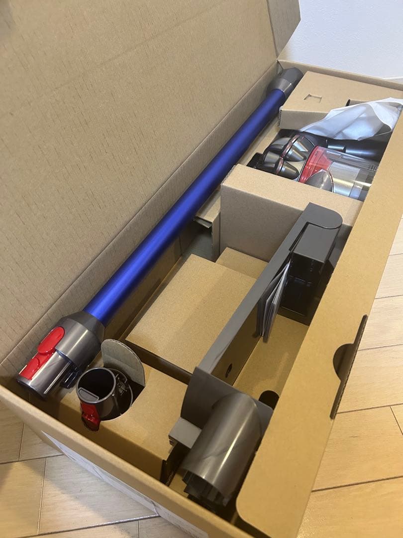 新品未使用Dyson V8 Slim Fluffy Extra へッド以外全て