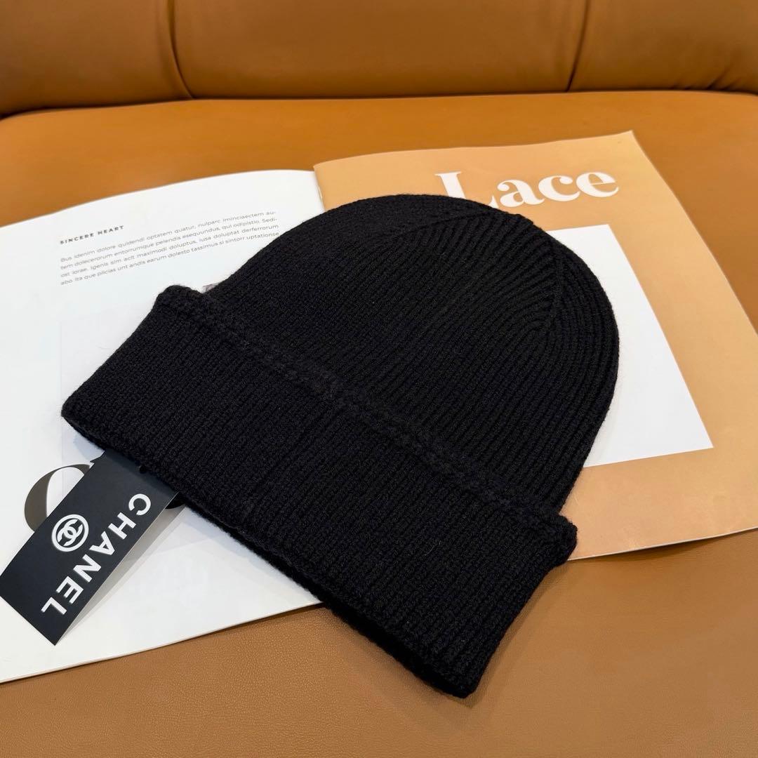 CHANEL 黒 ニット帽 ロゴ入り