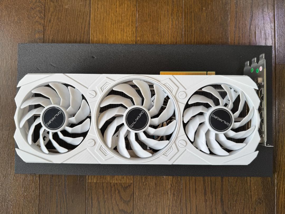 GeForce RTX4070TI グラフィックボード WHITE