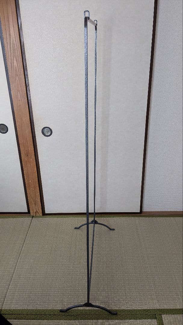 シンプルな金属製ハンガーラック