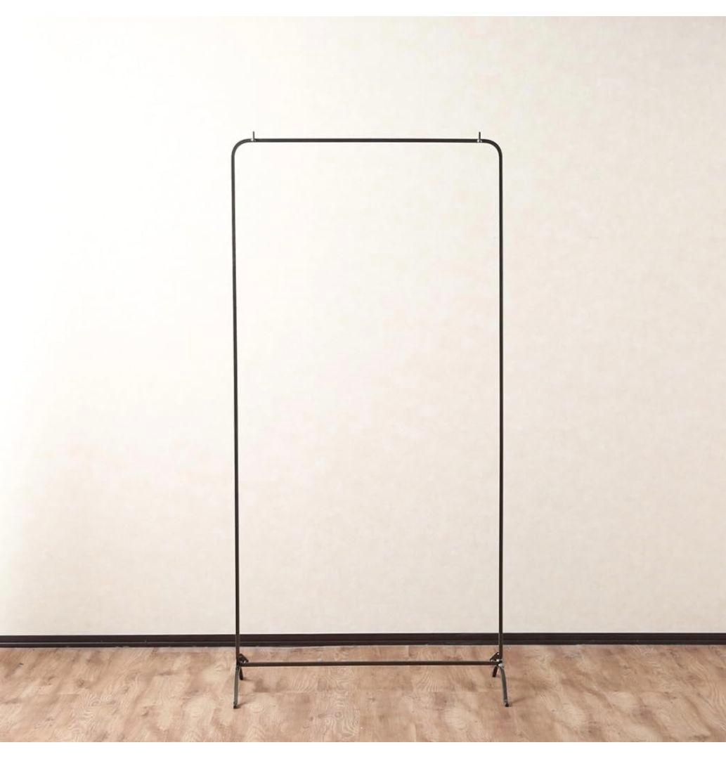 シンプルな金属製ハンガーラック