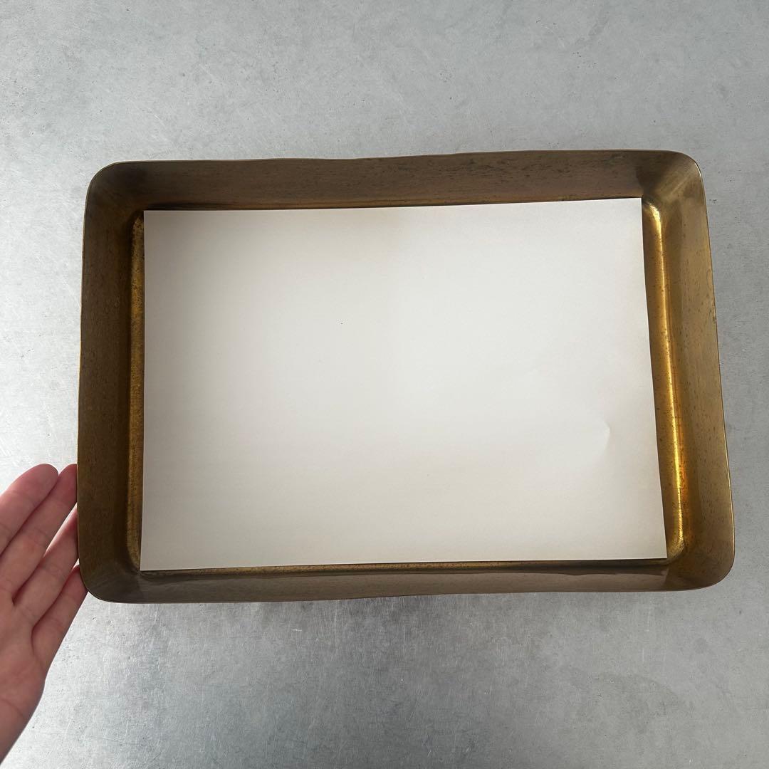 古びた真鍮のトレイ