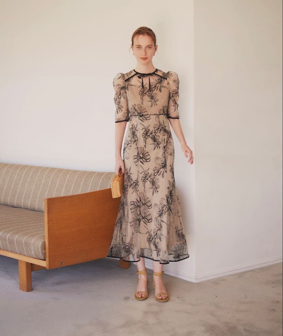 専用　LEJA 半袖花柄刺繍ドレス