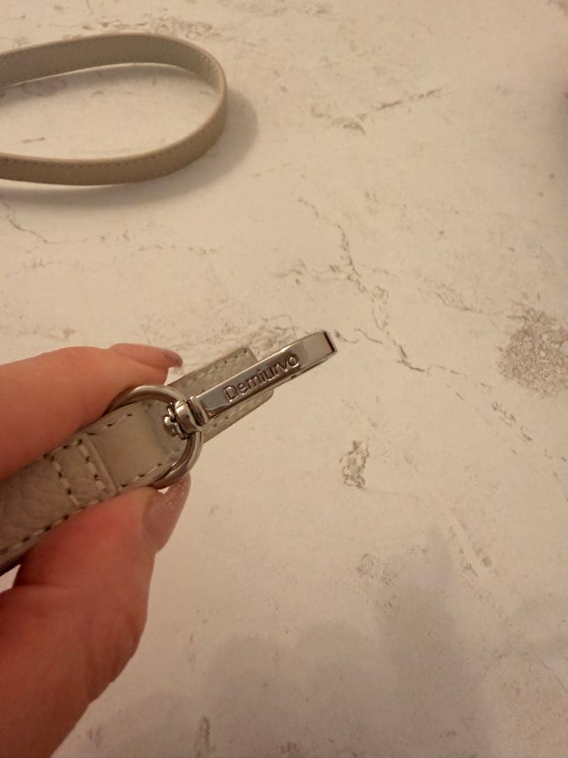 DEMIU ベージュ iPhone16pro ストラップ付き　美品