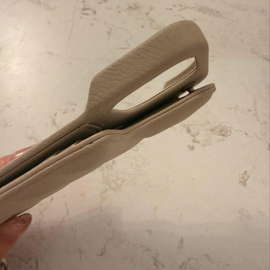 DEMIU ベージュ iPhone16pro ストラップ付き　美品