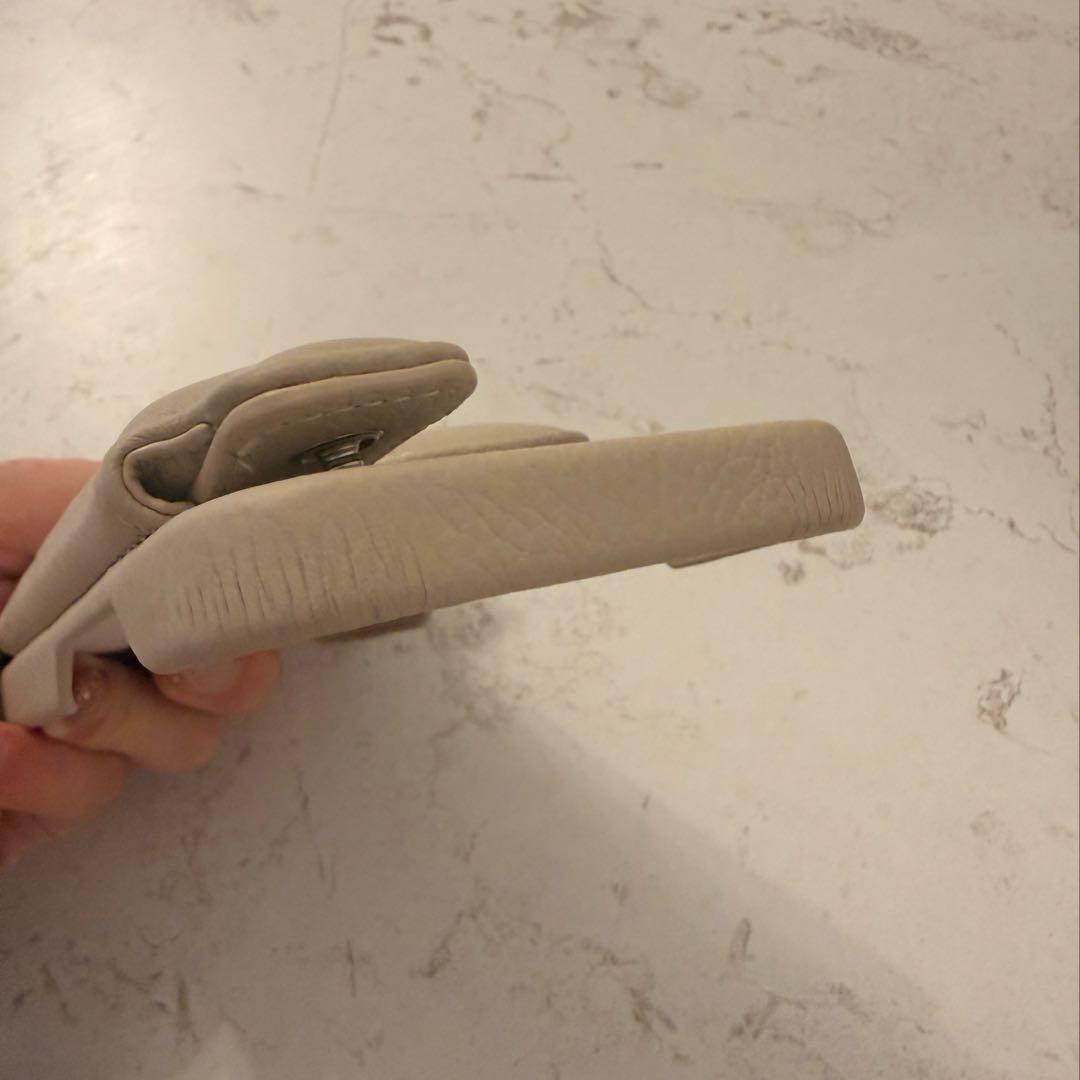 DEMIU ベージュ iPhone16pro ストラップ付き　美品