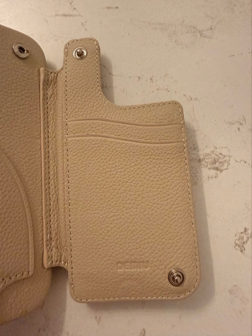 DEMIU ベージュ iPhone16pro ストラップ付き　美品