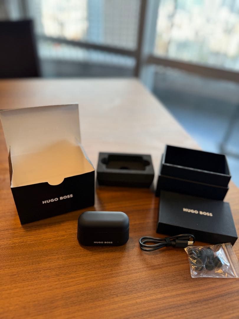 【新品 未使用】HUGO BOSS ワイヤレスイヤホン ブラック　黒　海外限定品