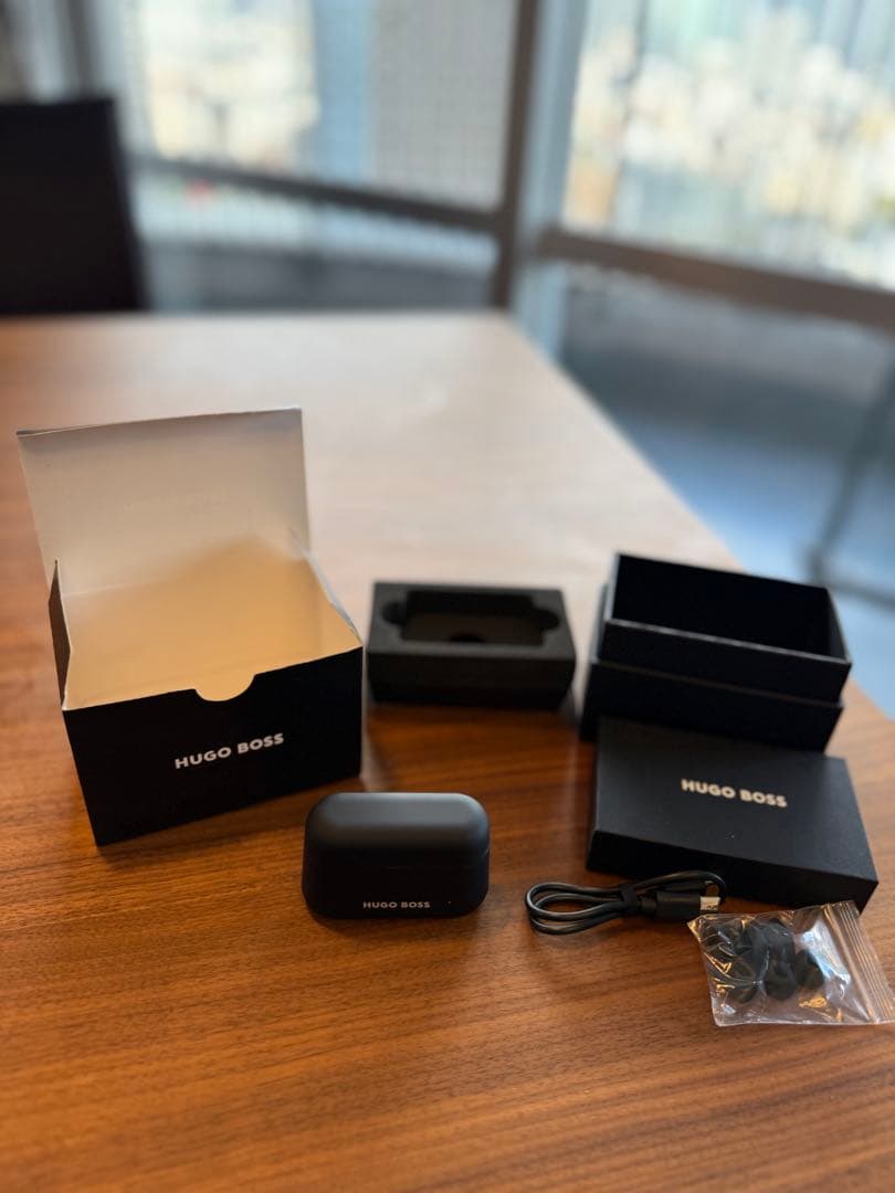 【新品 未使用】HUGO BOSS ワイヤレスイヤホン ブラック　黒　海外限定品