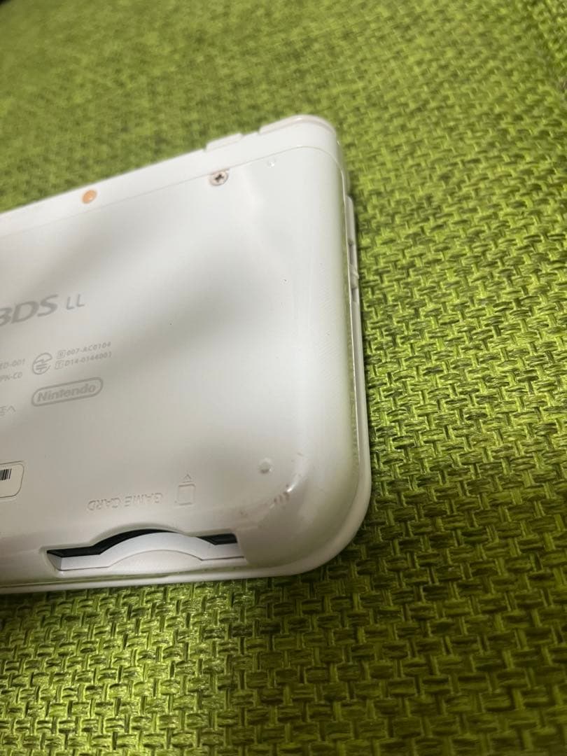 Newニンテンドー3DSLL パールホワイトと、透明外観保護カバー付き