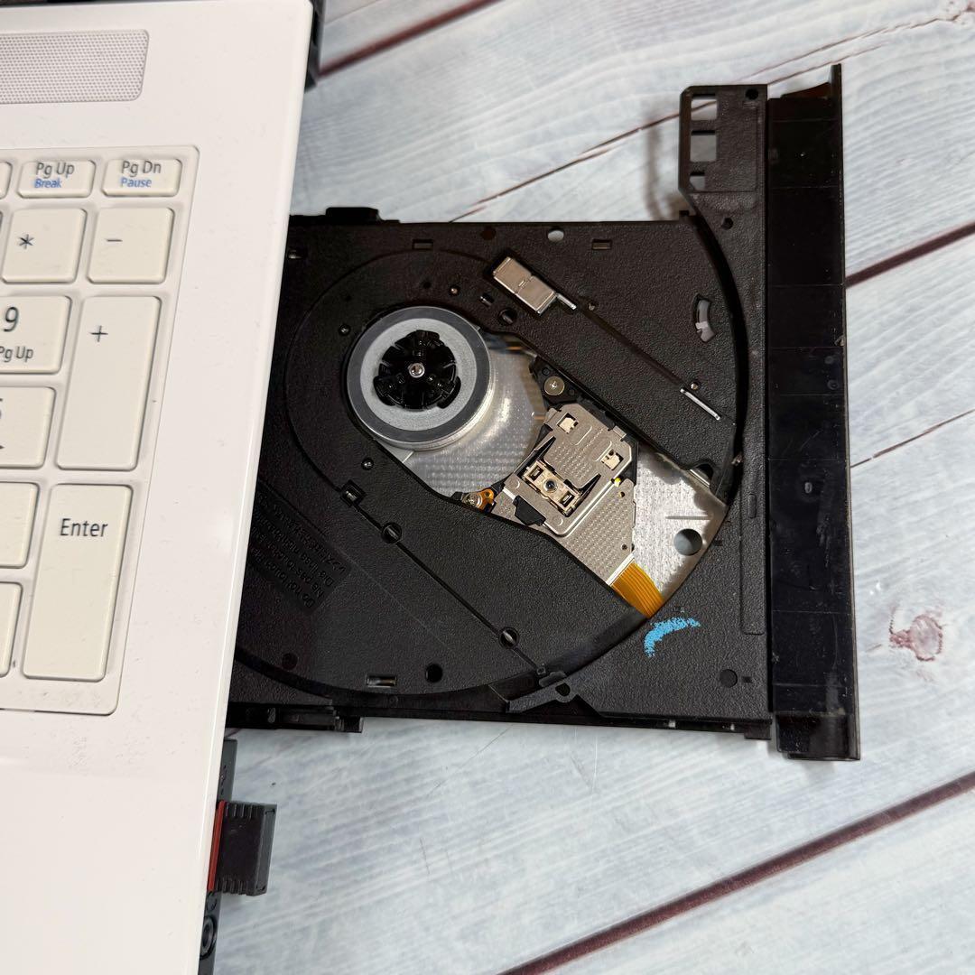 ホワイトノートPC☘️メモリ8GB☘️SSD256☘️カメラ☘️Office2021