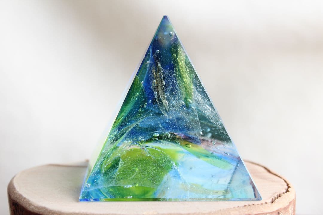 シエラネバダ産アンダラクリスタル　ピラミッド　マルチカラー　グリーン＆ブルー系