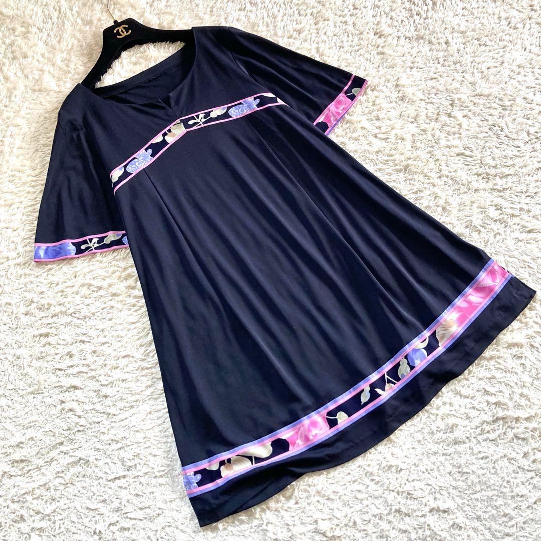 【大きいサイズ】レオナール 近年 カンカン チュニック 花柄 フラワートリム 黒